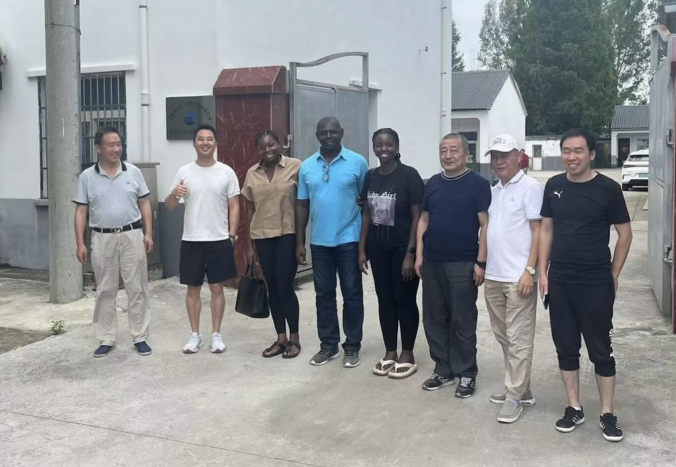 Una calurosa bienvenida a un equipo de África visitó nuestra fábrica