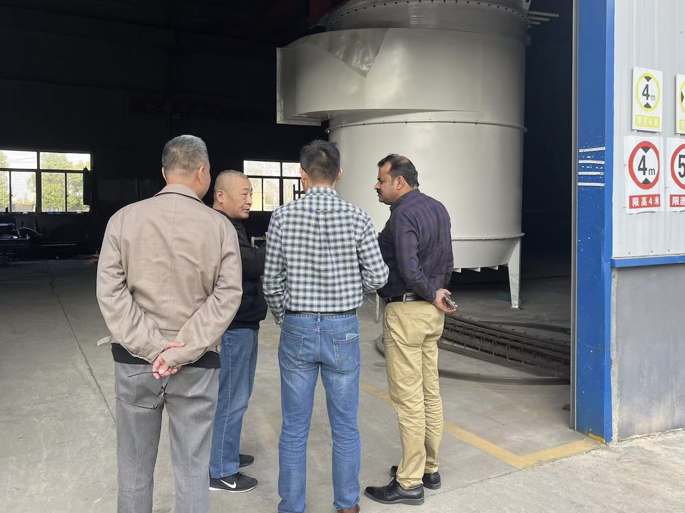 Una calurosa bienvenida a los clientes de Dubai para que visiten nuestra empresa